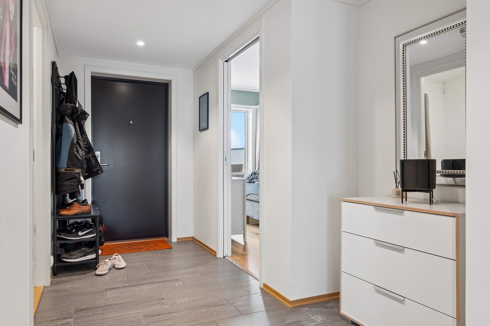 Romslig gang med varme i guld. God plass til oppheng av yttertøy og sko. Galleribilde