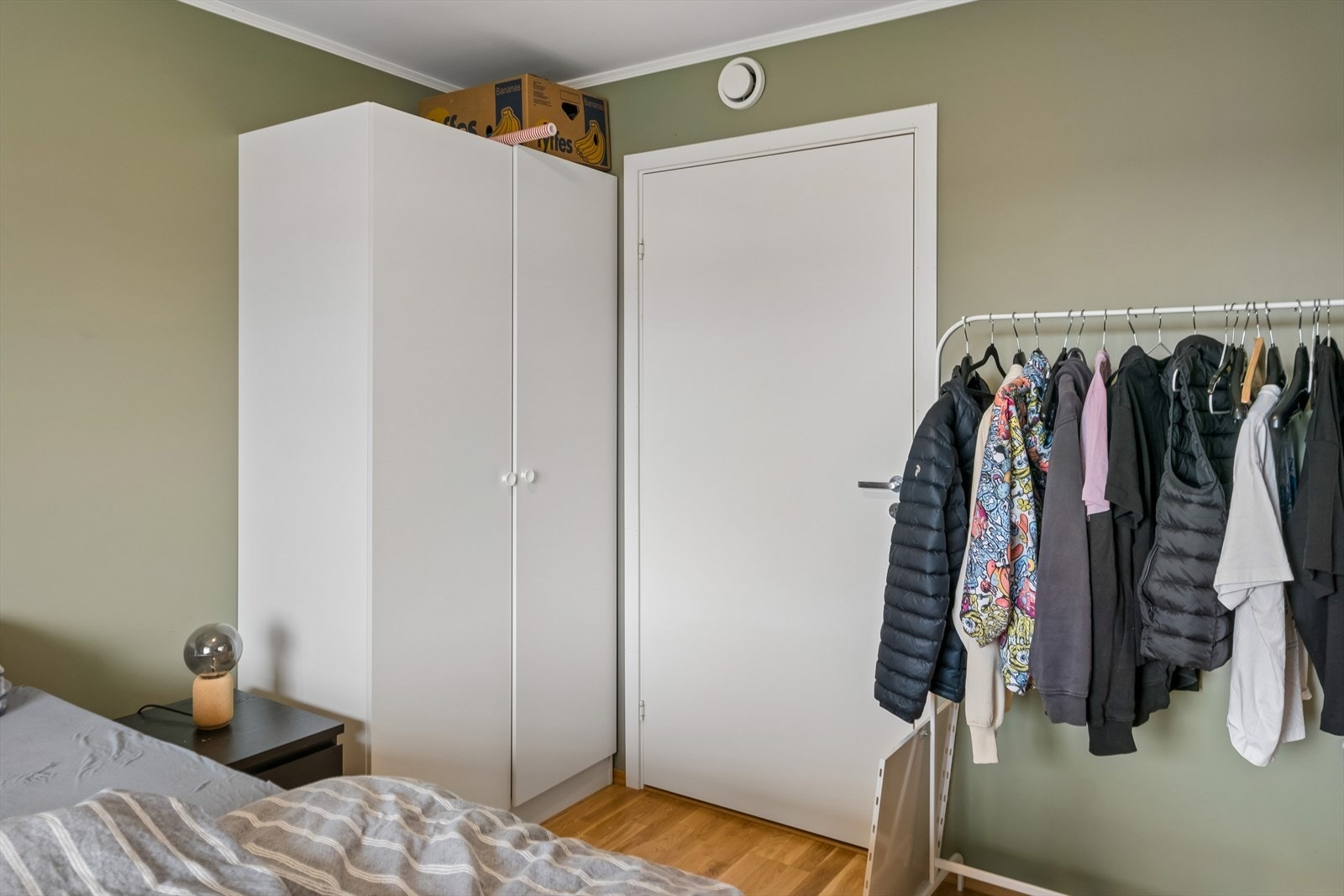 God plass til garderobe inne i rommet sammen med dobbeltseng. Innenfor soverommet har man en bod/vaskerom. Galleribilde
