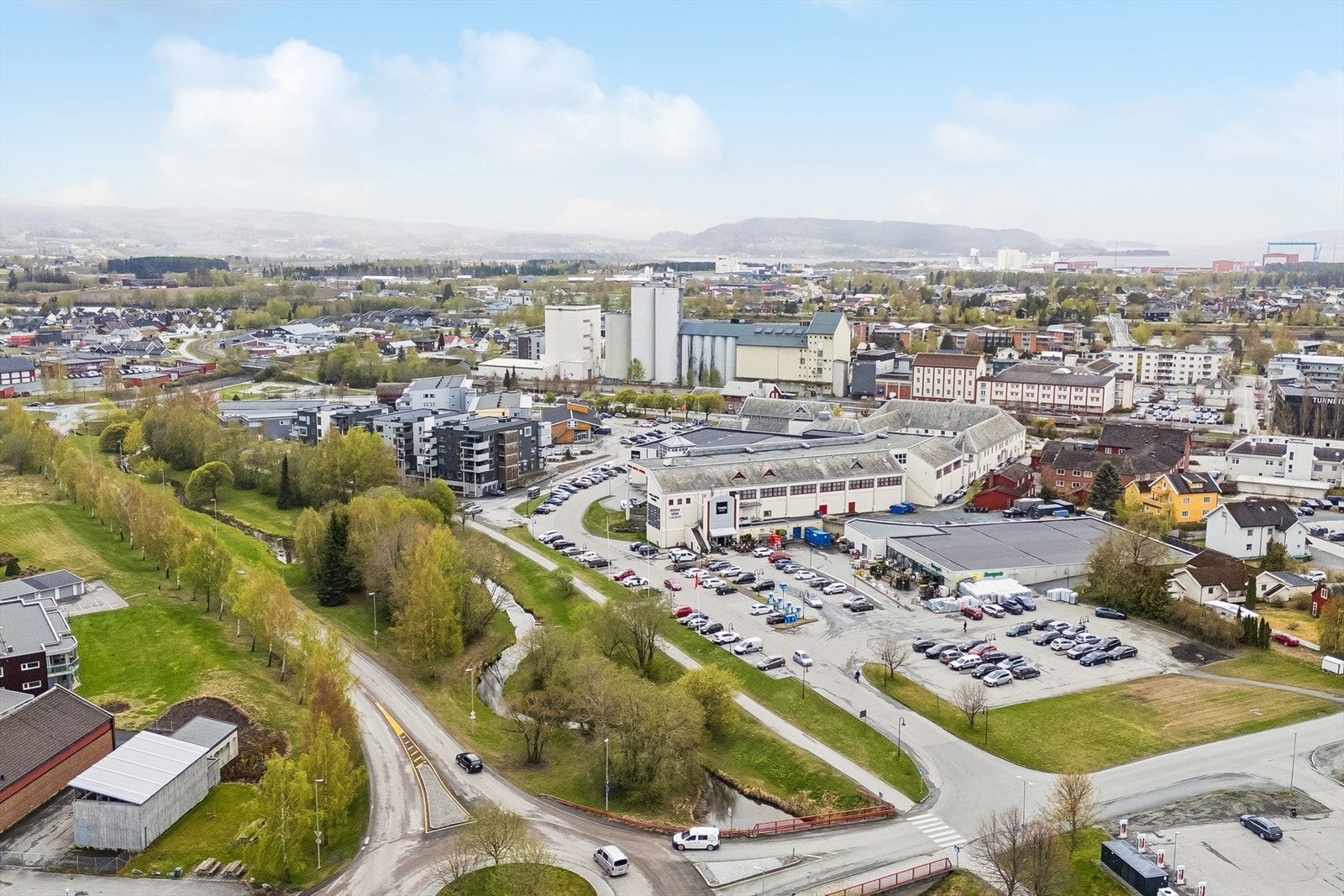 Leiligheten ligger et steinkast unna Verdal sentrum med "alt" av fasiliteter. Galleribilde