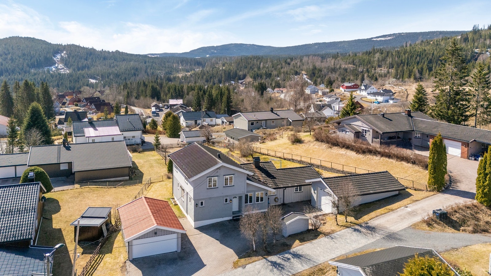 Granstunet kjøpesenter ligger 15 km unna med et bredt utvalg av butikker og servicetilbud. Galleribilde