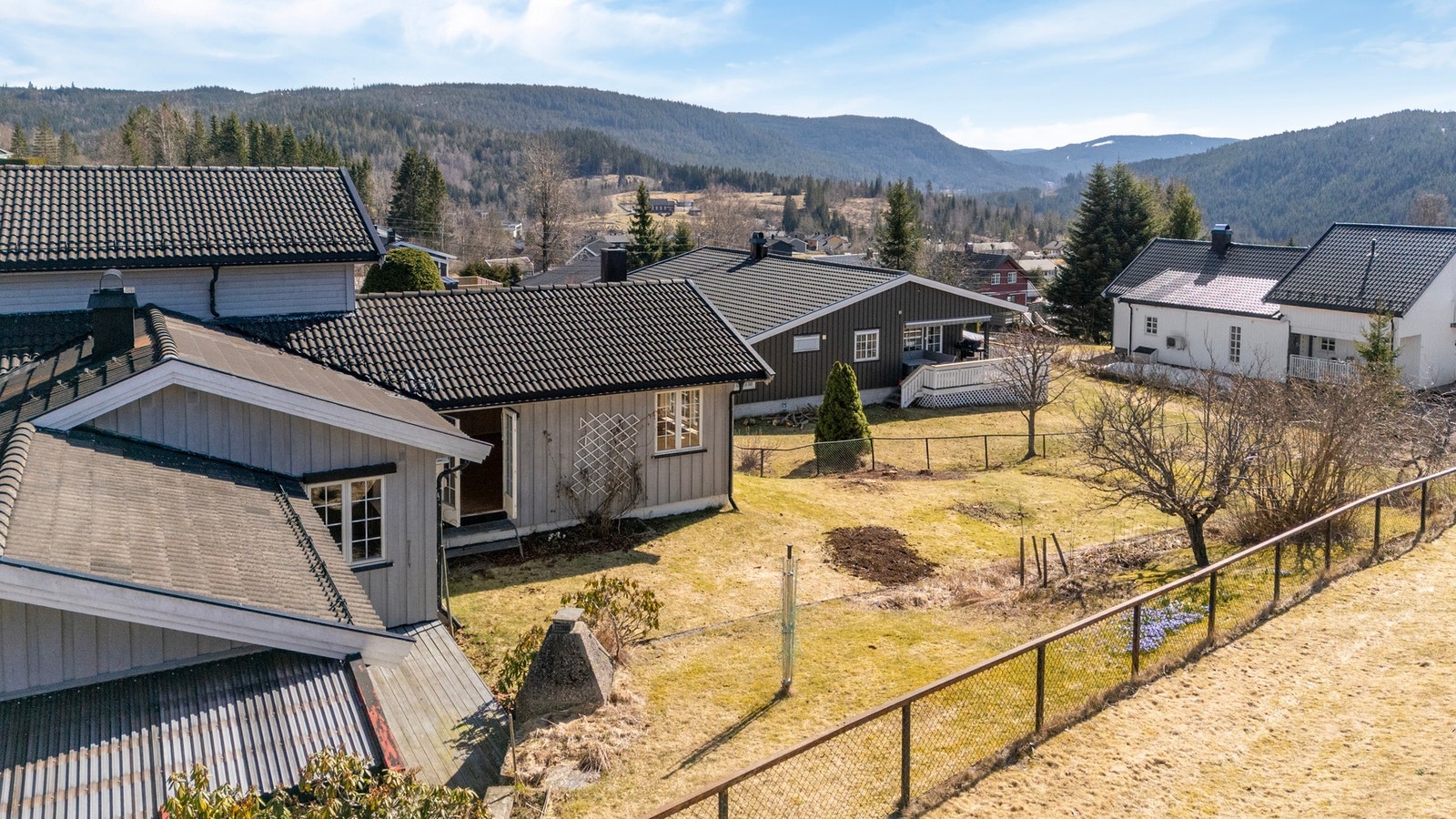 Idrettsanlegg og treningssenter innen kort avstand. Galleribilde