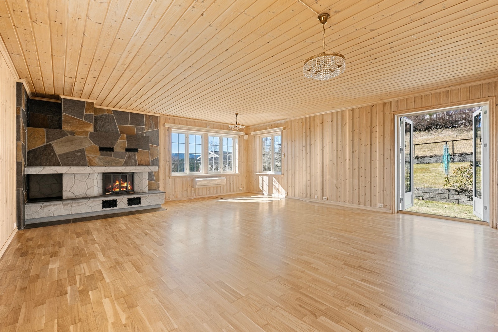 I Stuen er det en flott opparbeidet peis, med himlingshøyde på 2.39 meter. Galleribilde