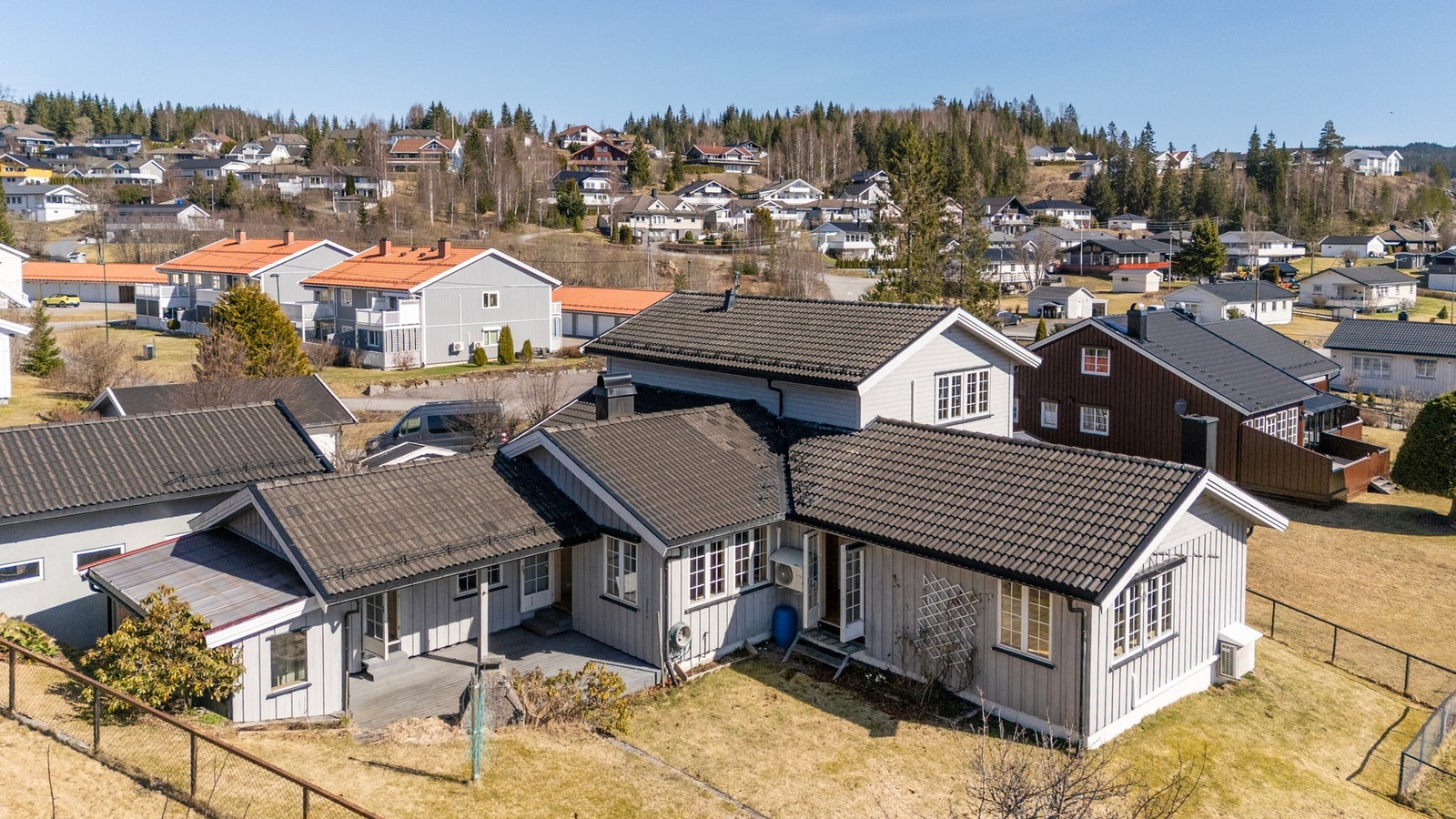 Huset ble påbygget i 2001 - hvor selger har dokumentasjon på dette. Galleribilde