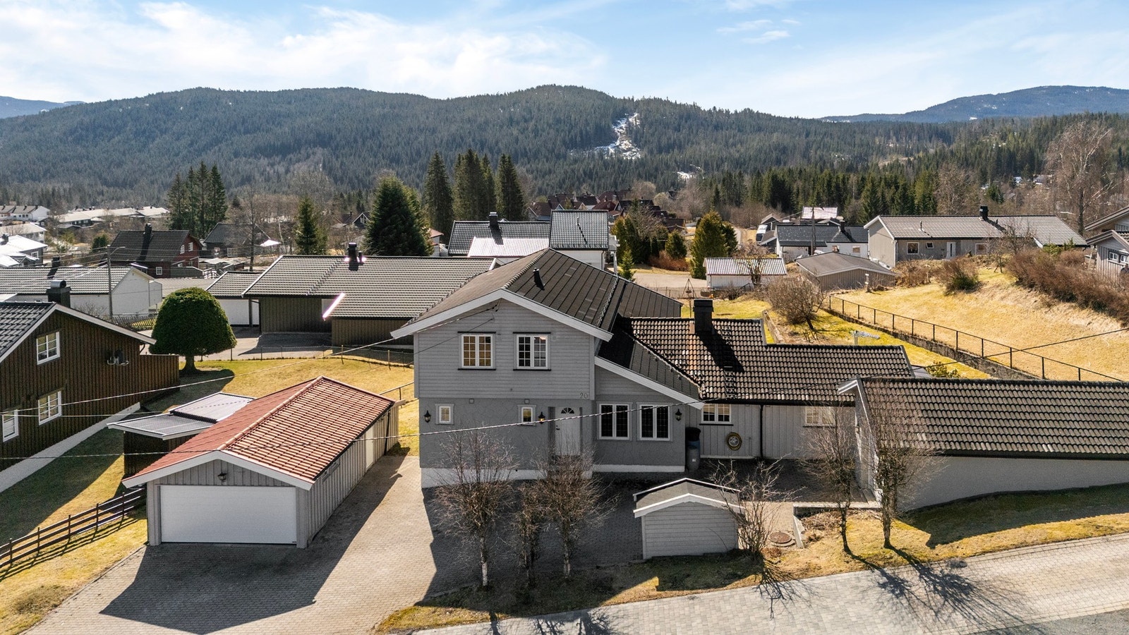 Dagligvarehandel kan gjøres på Kiwi som ligger 900 meter unna, eller Rema 1000 som ligger 2,5 km fra boligen. Galleribilde