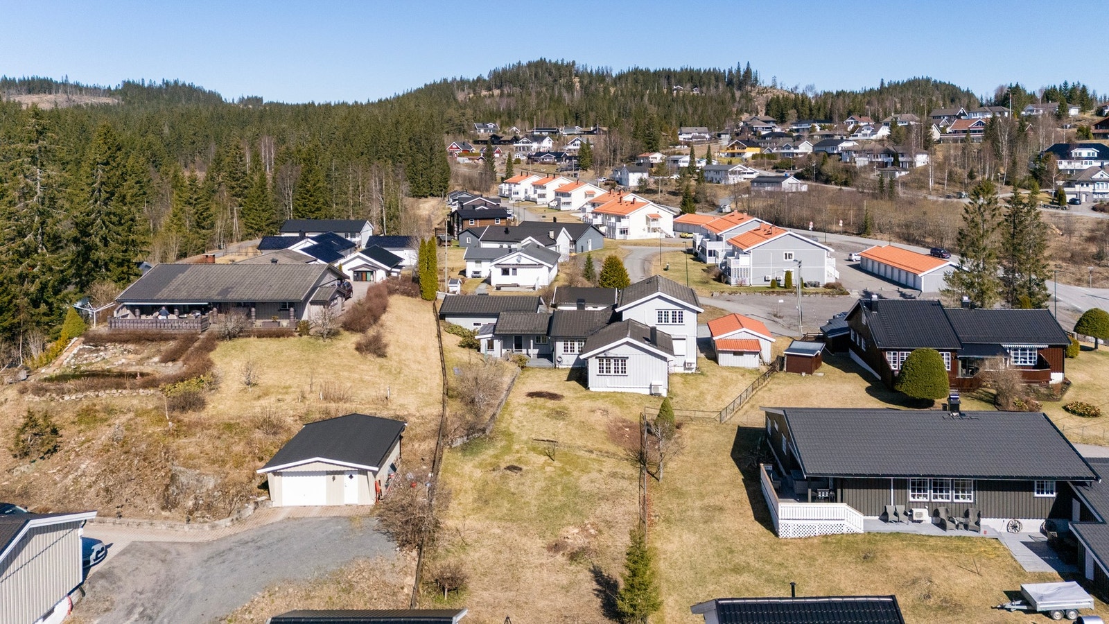 Området er velegnet for barnefamilier med Gru skole 1 km fra boligen. Flere barnehager finnes i nærområdet, blant annet Gamleskolen barnehage 1,2 km unna. Galleribilde