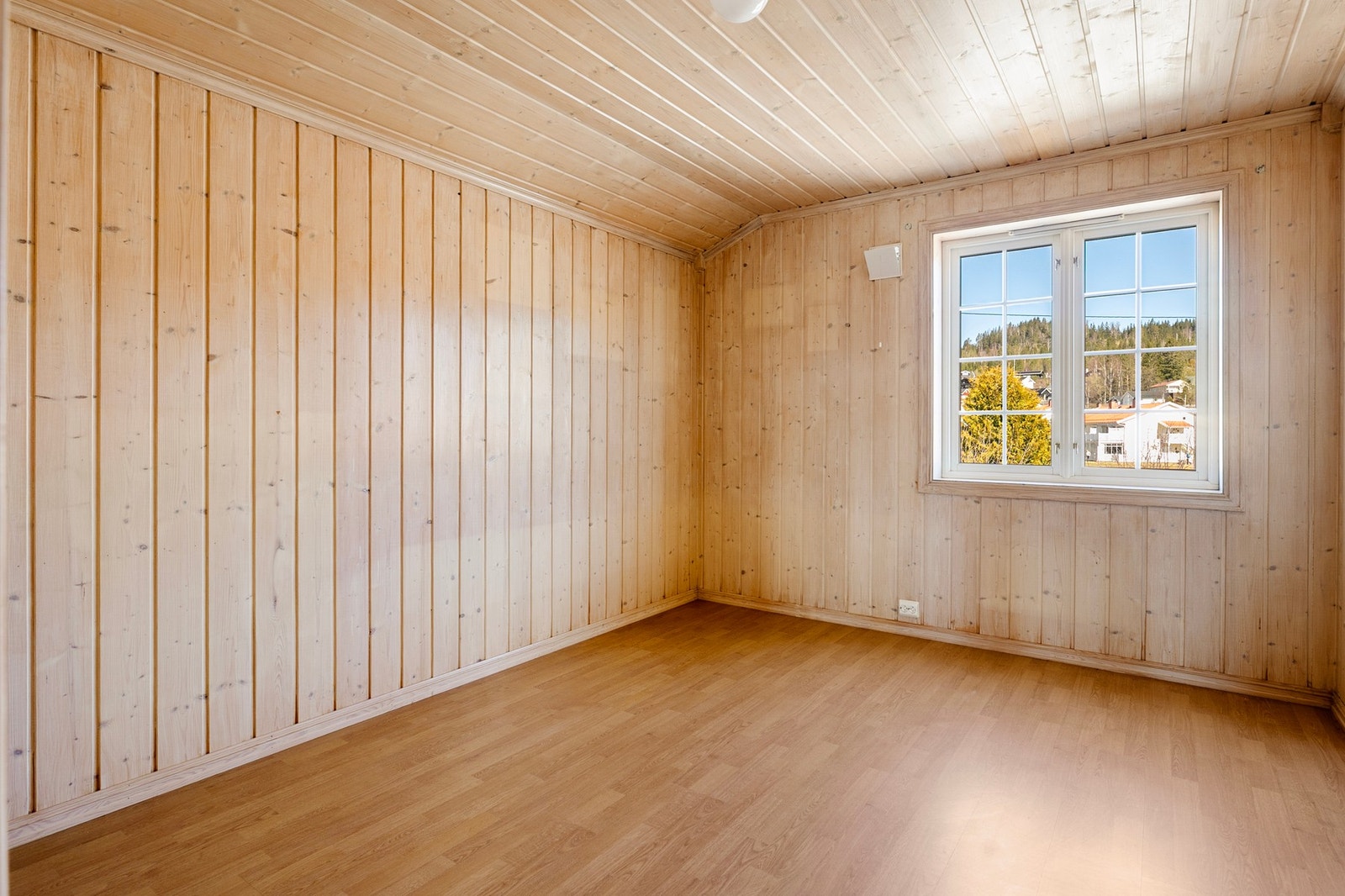 Soverom - 2.etasje. Soverommene har hovedsakelig overflater med trepanel, laminat og parkett. Galleribilde