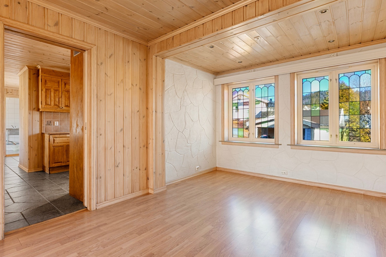 Trepanel på vegger og himling skaper et varmt og godt førsteinntrykk. Galleribilde