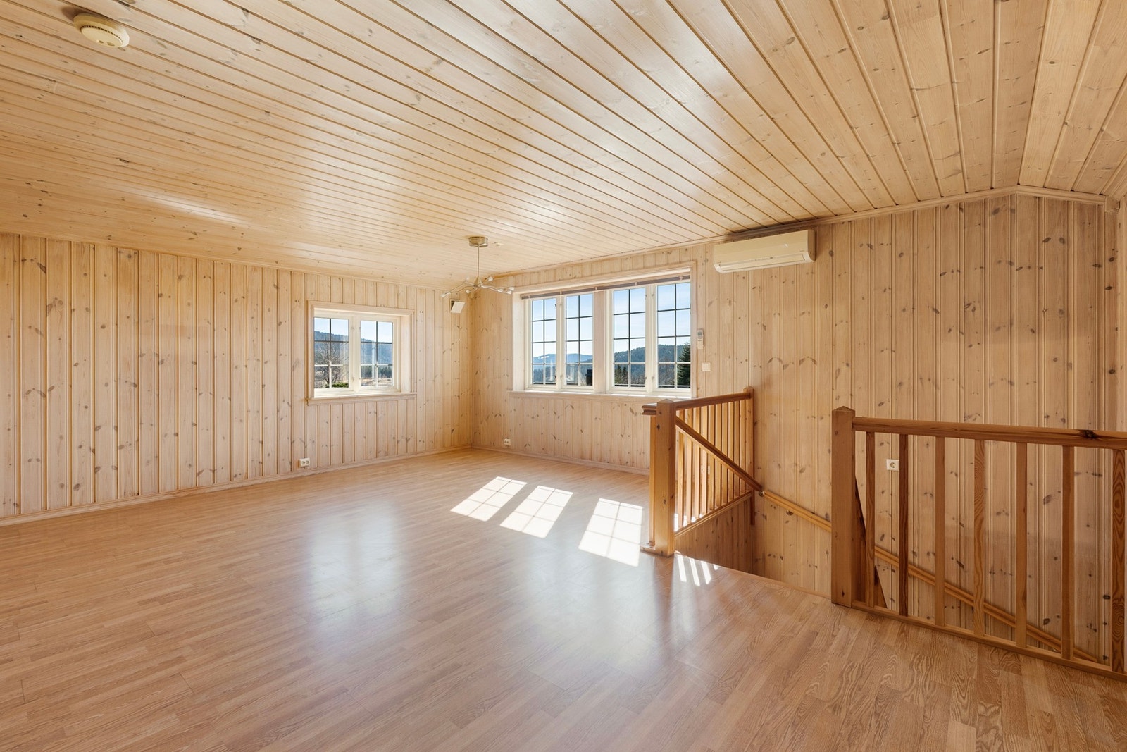 2.etasje - Stue. God plass til sofagruppe og venner. Galleribilde