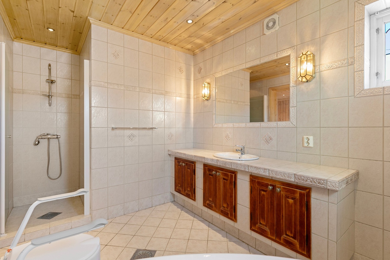 Badet er utstyrt med servant, klosett, dusj og badekar. Våtrommet er gitt TG 2 grunnet alder og registrerte avvik. Galleribilde