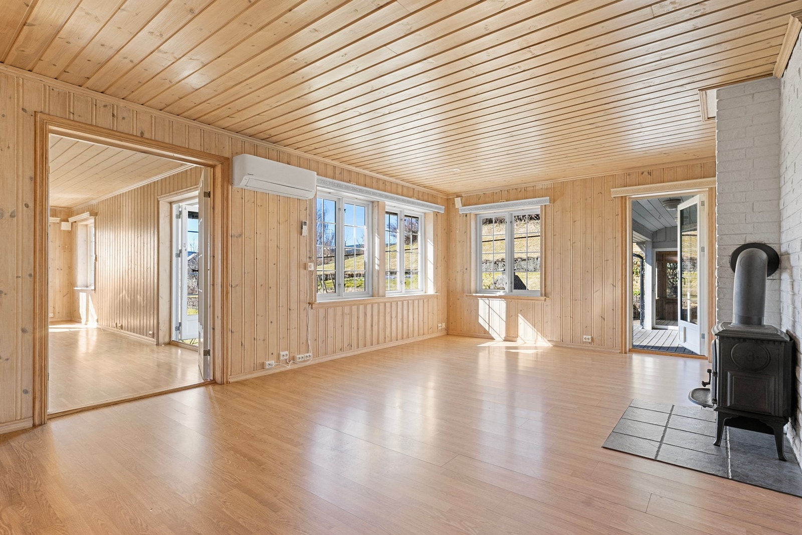 Fra stuen er det direkte utgang til sydvendt terrasse på ca. 25 kvm. Terrassen gir gode solforhold og fungerer som en naturlig forlengelse av oppholdsrommet i sommerhalvåret. Galleribilde