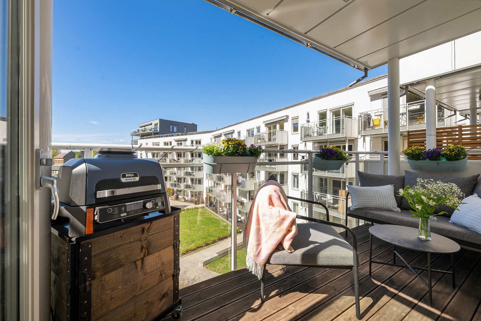 Balkongen er på ca. 7m2 og har plass til både sittegruppe og grill - det er sol på balkongen fra ca. kl.14-21 sommerstid. Galleribilde