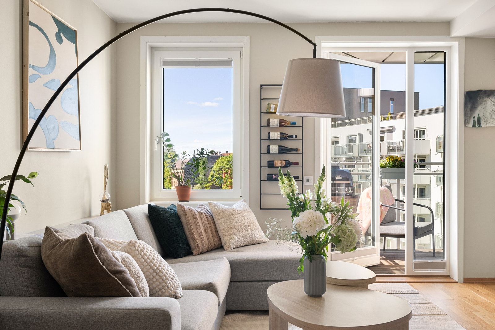 Rikelig med naturlig lys inn i stuen. Galleribilde