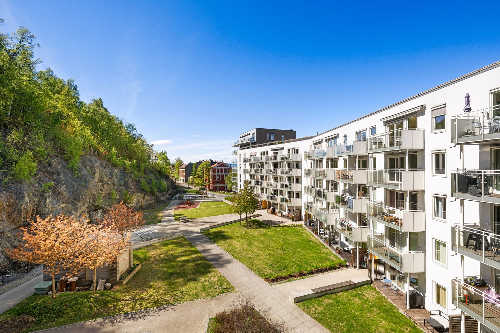 Bakgården til sameiet grenser mot Ekebergskrenten. Varmvann og fyring er inkludert i felleskostnadene. Galleribilde