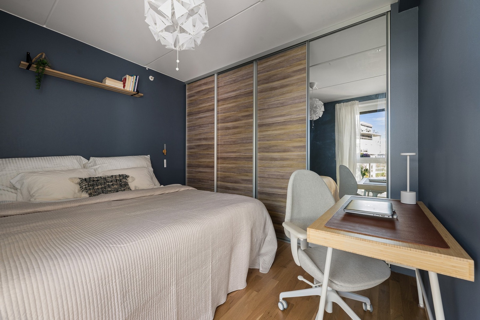 Romslig soverom med skyvedørsgarderobe. Galleribilde