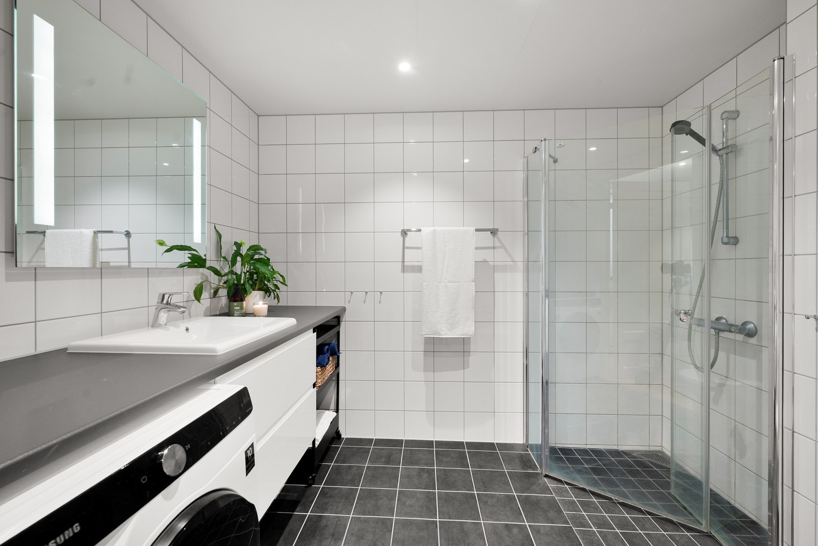 Badet er også fra 2014 - flislagt gulv med varme, dusjhjørne og opplegg for vaskemaskin. Galleribilde