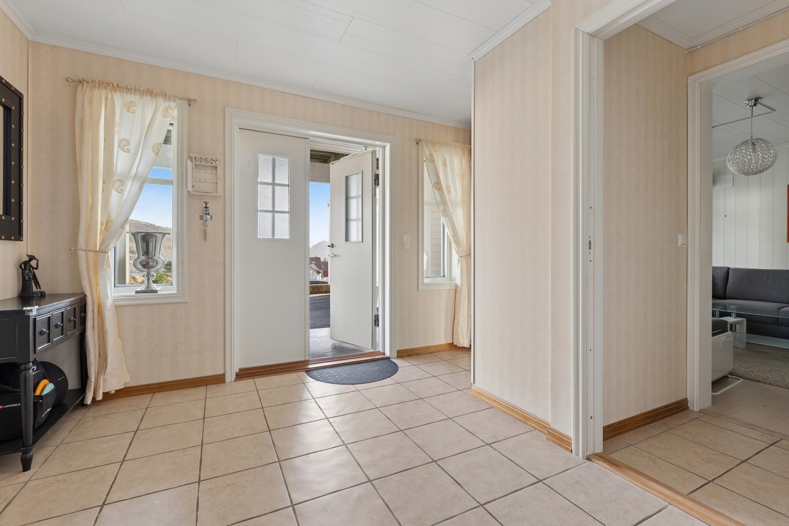 Trivelig gang i underetasjen som ønsker deg velkommen inn, god plass til å henge fra seg ytterklær. Underetasjen blir i dag leid ut for kr 10 000,- + strøm pr mnd. Galleribilde