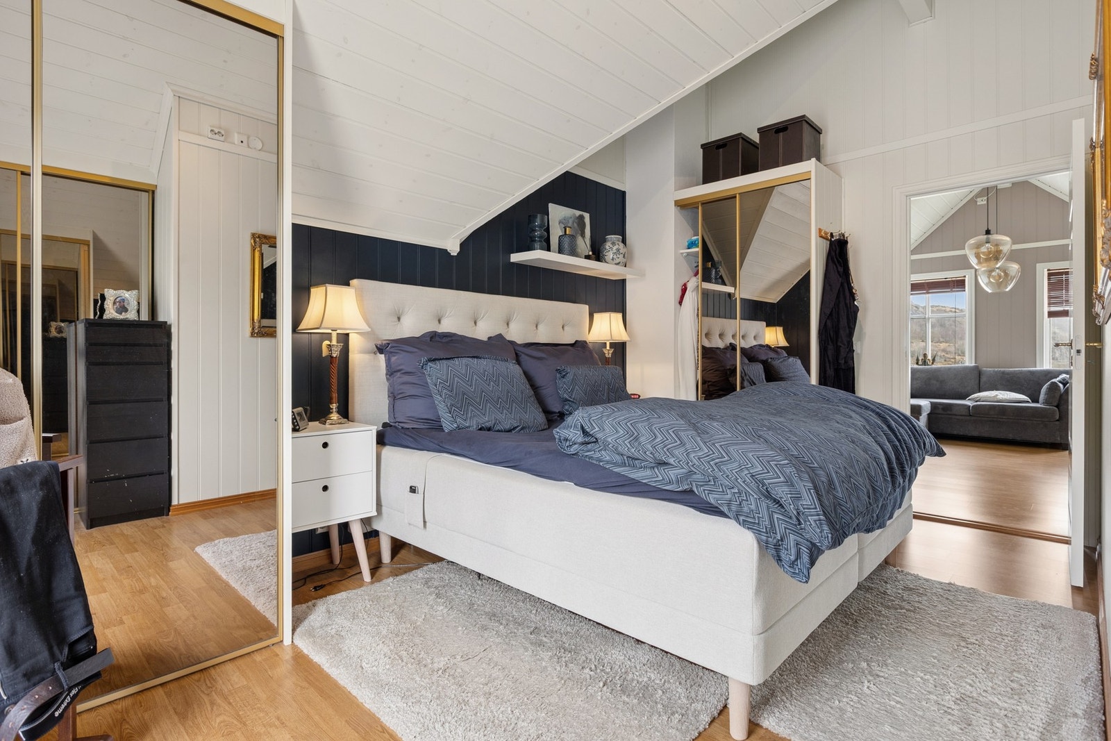 Hovedsoverommet er lyst og luftig med skyvedørsgarderobe. Galleribilde
