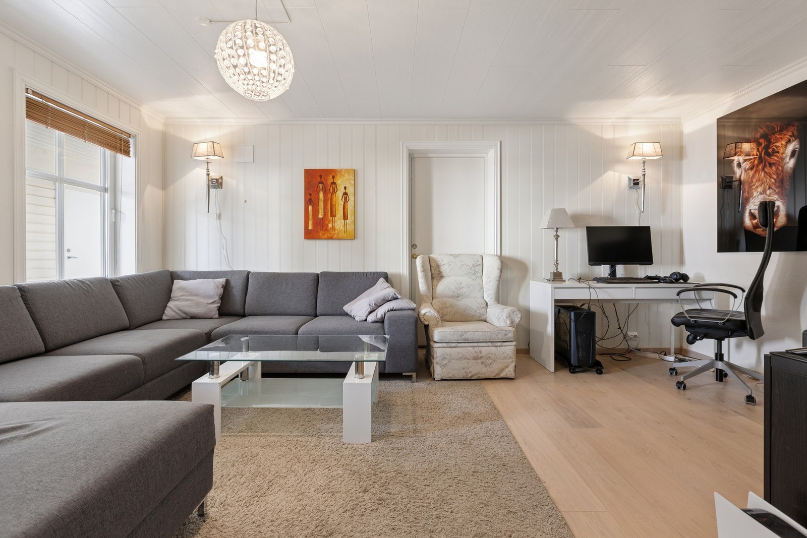 Rom som i dag er innredet som stue med plass til sofagruppe og tv-møblement. Rommet er ikke søkt godkjent (opprinnelig garasje på de godkjente tegningene). Galleribilde