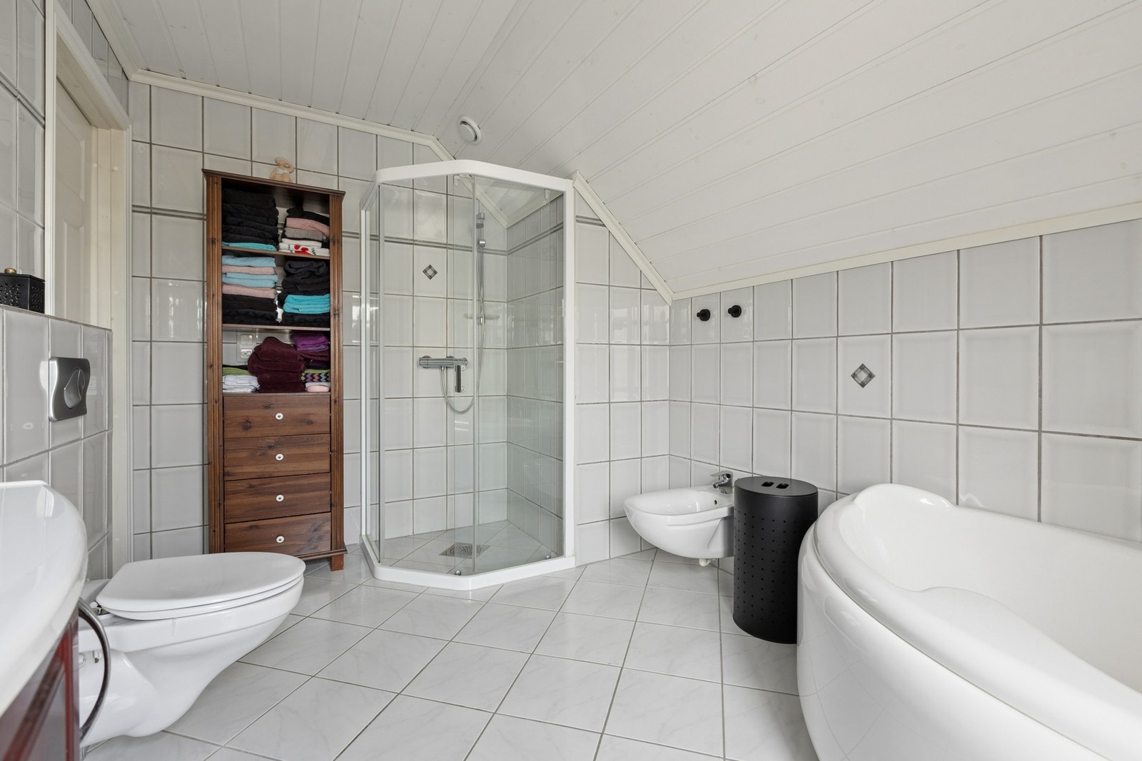 Rommet er utstyrt med dusj, badekar, bidet, toalett og en servantseksjon. Det er mekanisk avtrekk. Galleribilde