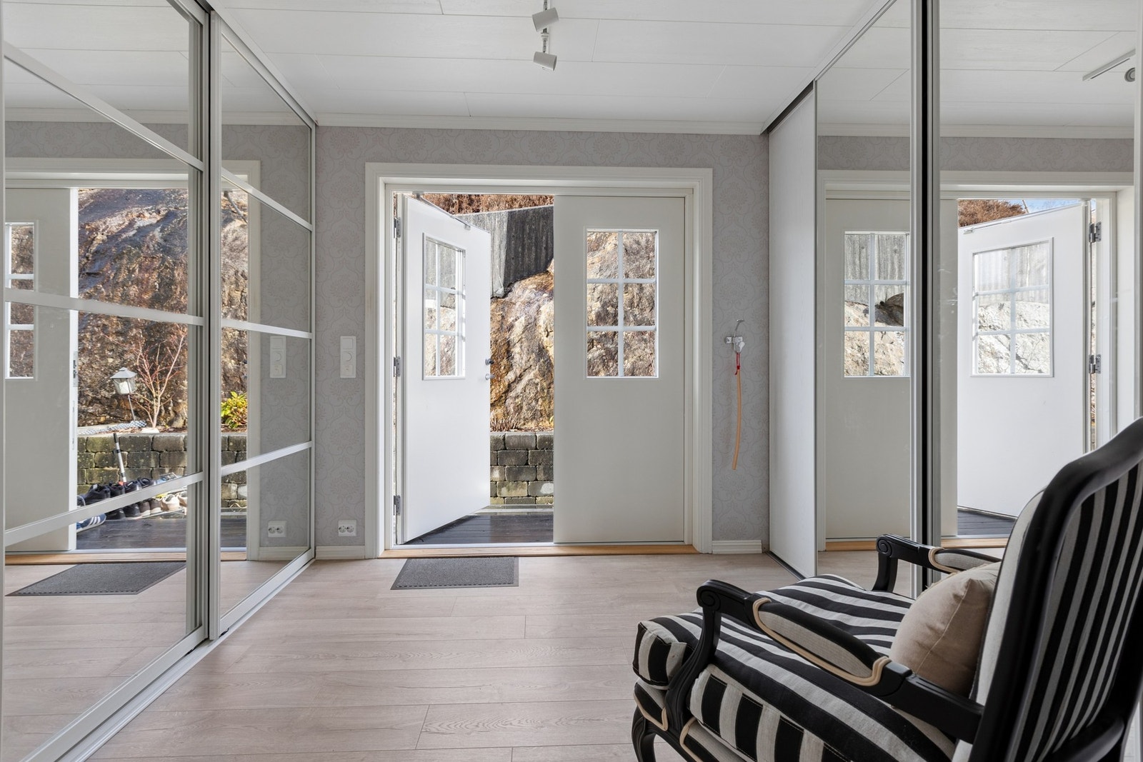 Inngang hovedetasje med praktisk skyvedørsgarderobe på begge sider. Galleribilde