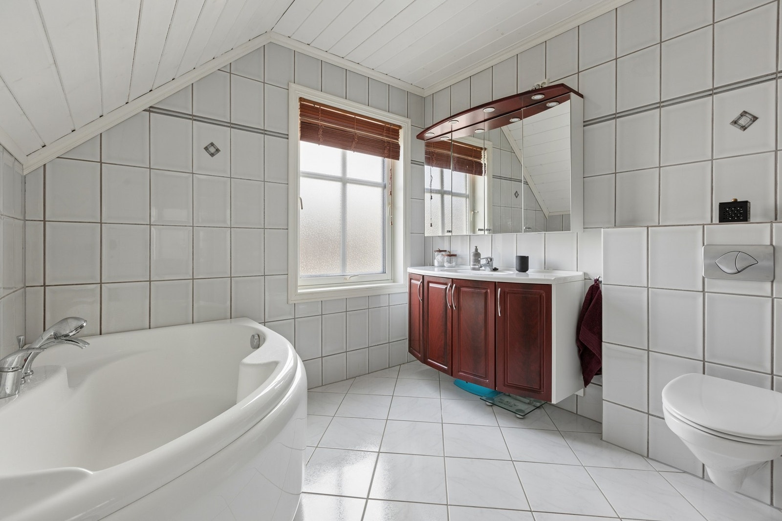 Badet er fra byggeår 2005 og har fliser på vegger og gulv, samt panel i taket. Galleribilde