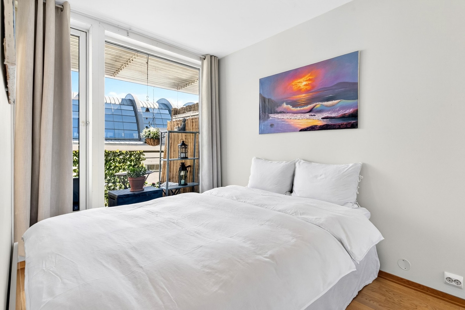 Soverom 1 - plass til dobbelt seng og nattbord på hver side. Galleribilde