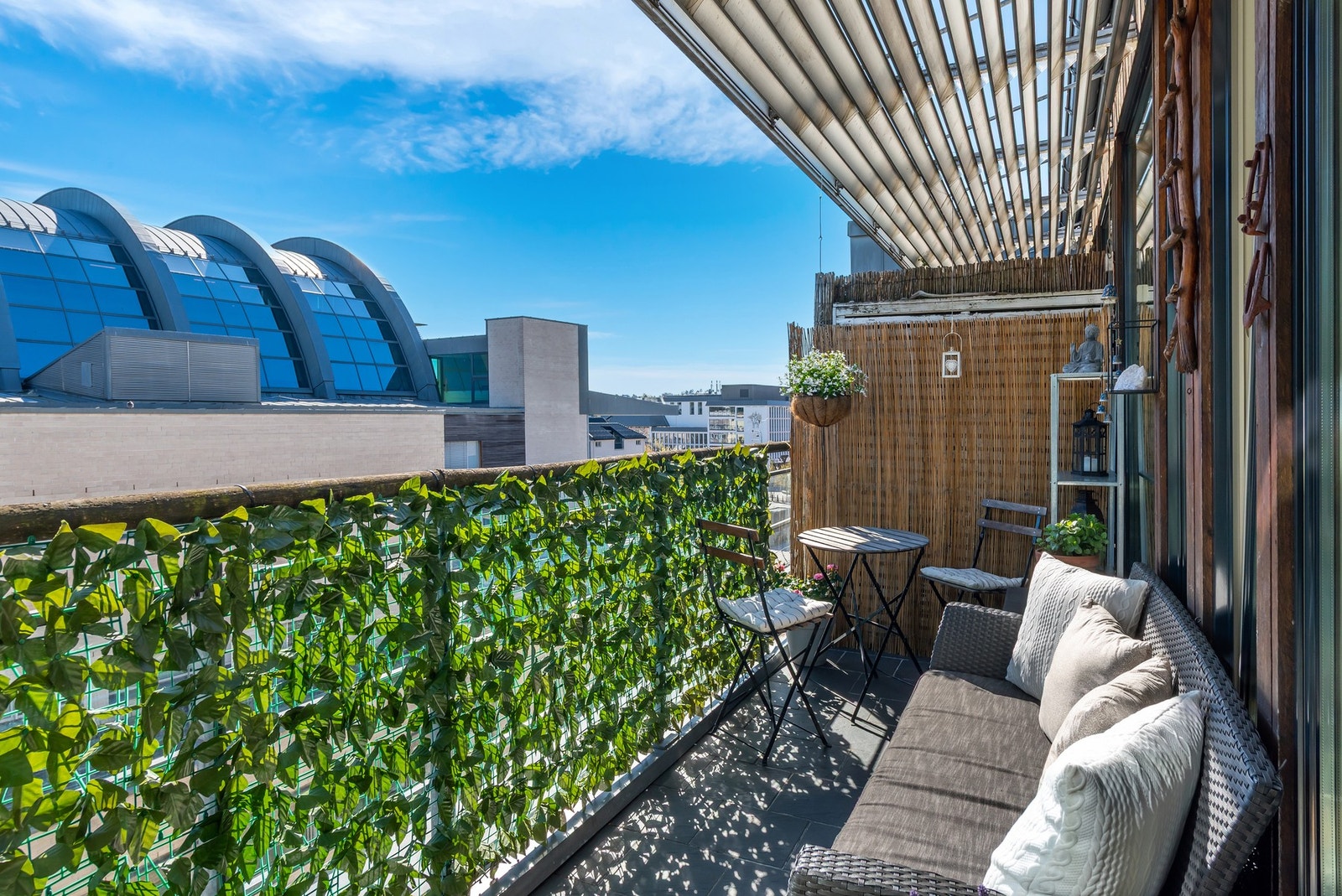 Delvis overbygget terrasse med flott utsikt over sentrum. Galleribilde