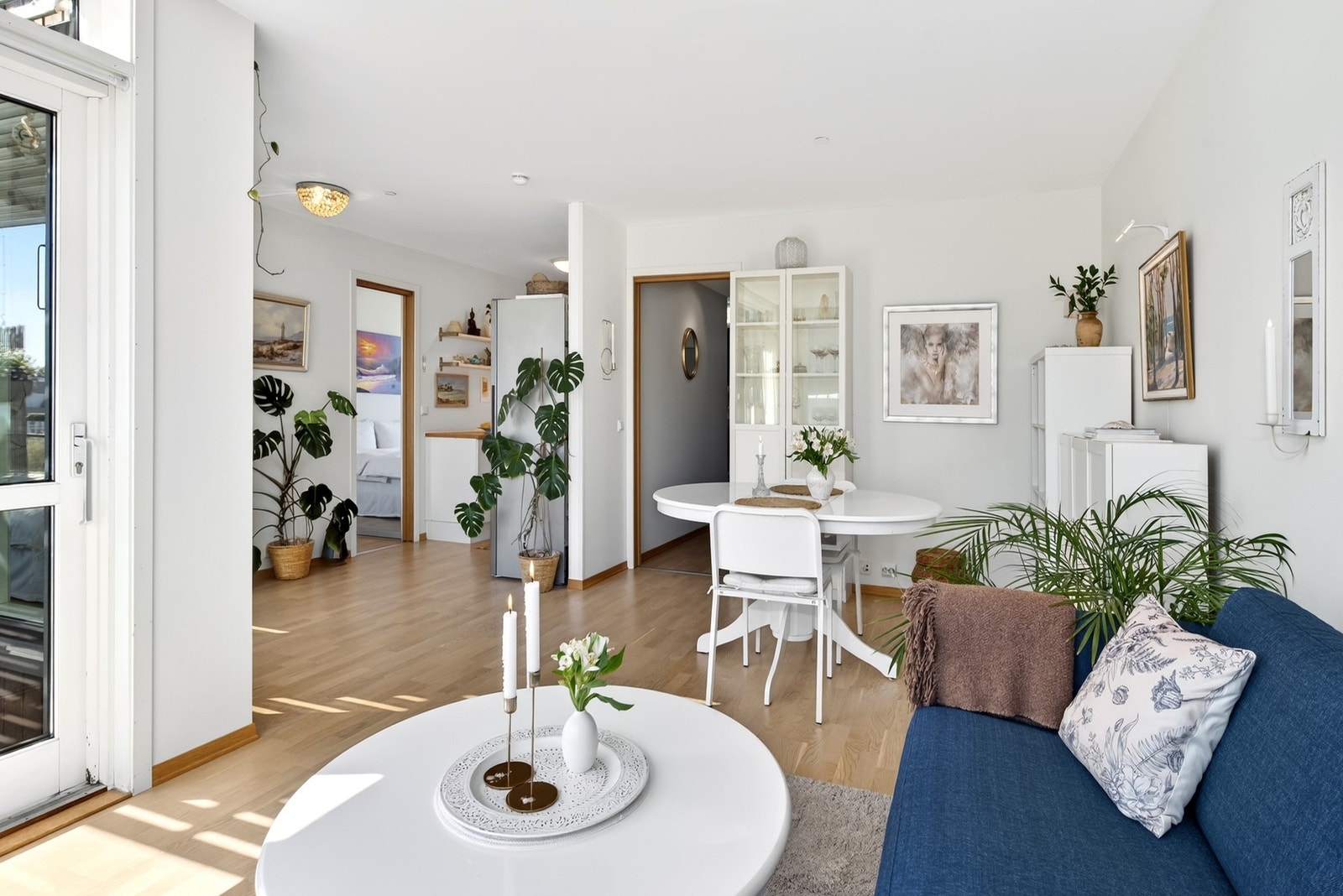 Lys og romslig stue med gode møbleringsmulighter. Galleribilde