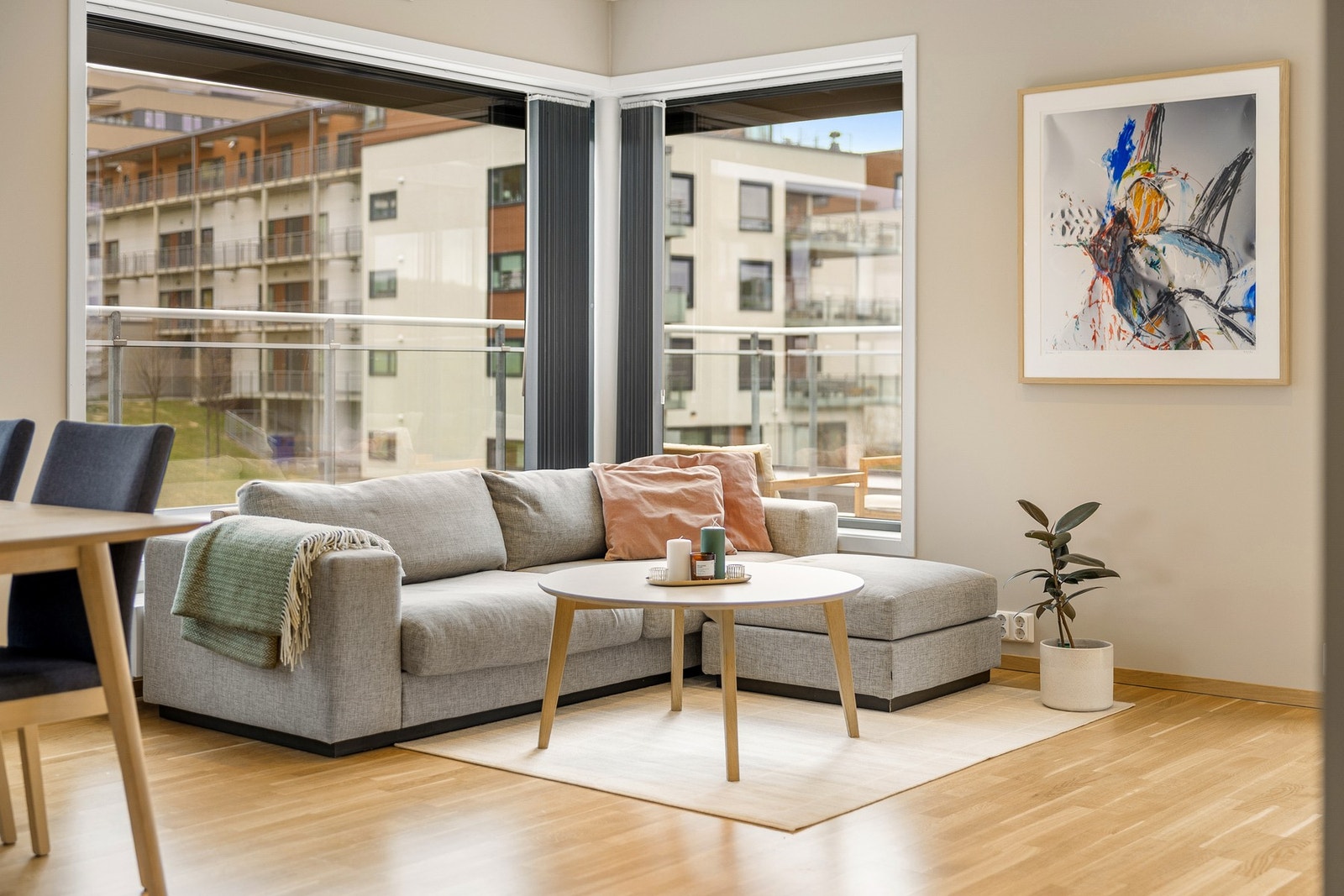 Boligen har fjernvarme og balansert ventilasjon som bidrar til et sunt inneklima året rundt. Galleribilde