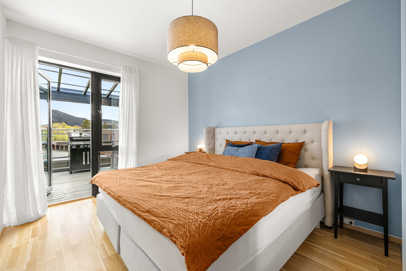 Hovedsoverommet er på gode 11,8m² med egen utgang til balkongen. Galleribilde