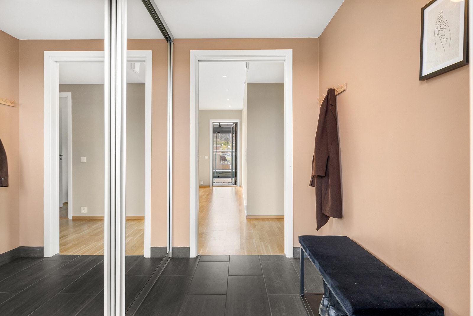 Romslig entrè med skyvedørsgarderobe med speil fronter. Galleribilde