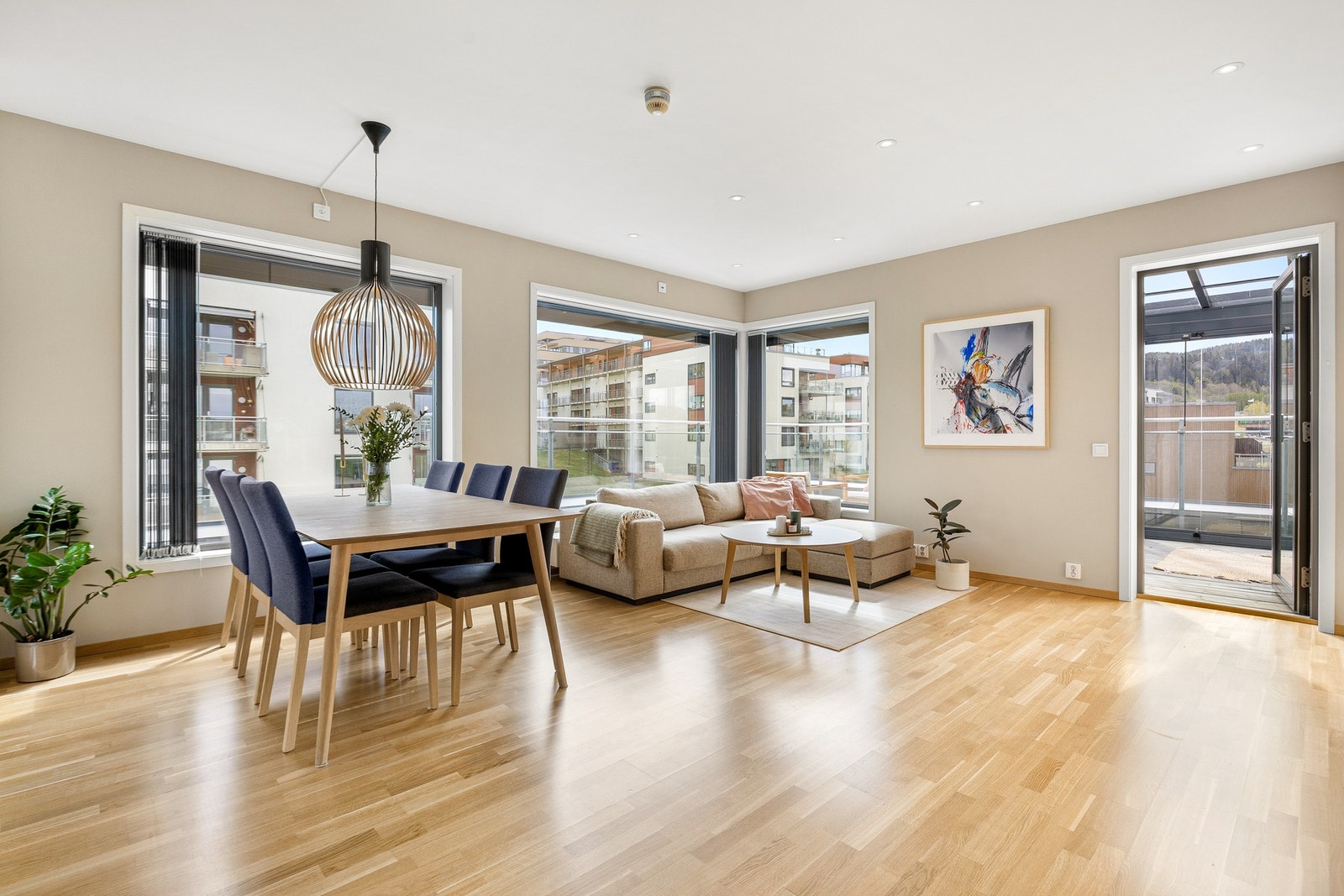 Her får du en åpen stue-/kjøkkenløsning på hele 31,8m² med gode møbleringsmuligheter. Galleribilde
