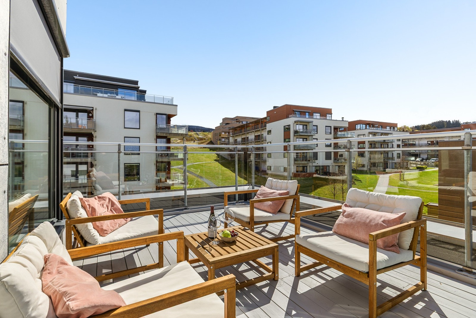 Takterrassen er vestvendt og byr på svært gode solforhold. Galleribilde