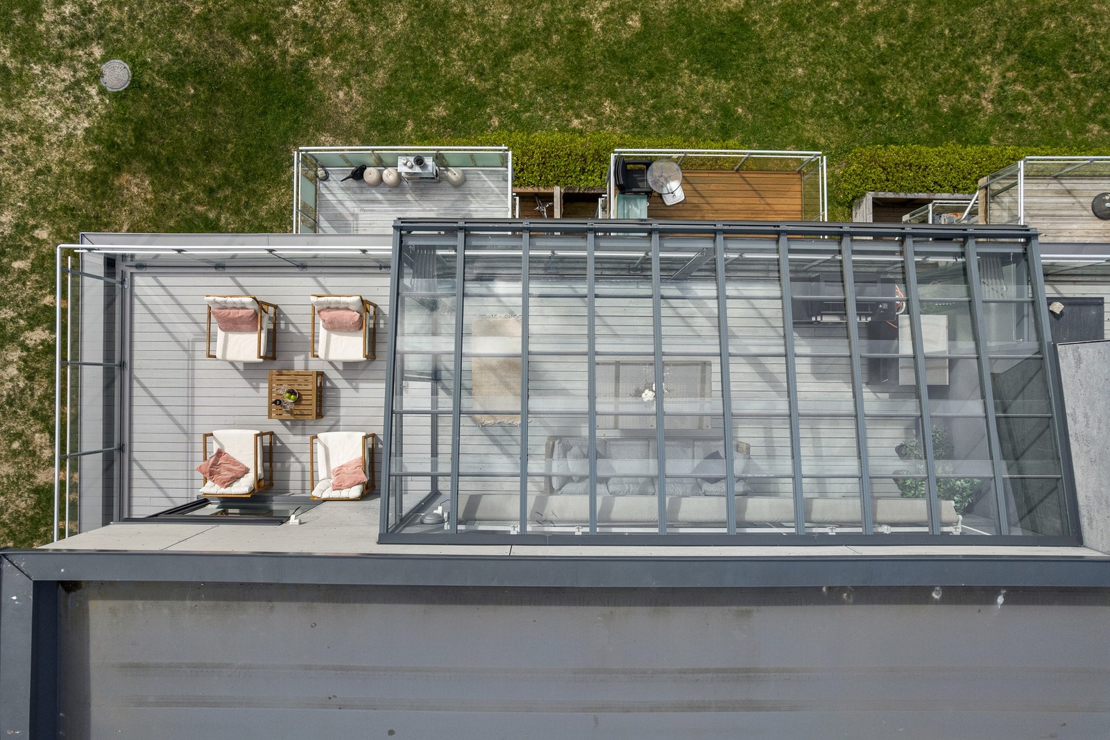 Dronebilde av takterrasse og innglasset balkong. Galleribilde