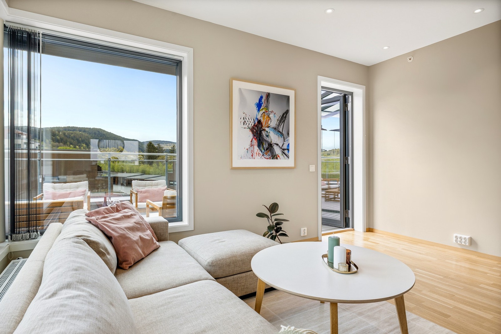 Fra stuen har du direkte utgang til både takterrasse og innglasset balkong. Galleribilde