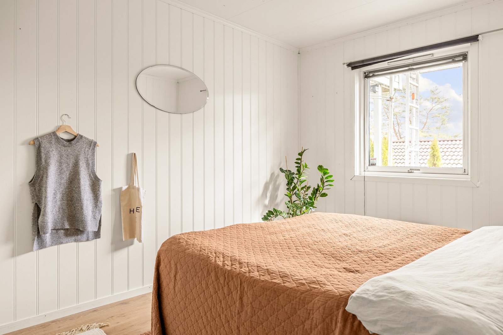 Begge rommene har god plass til stor seng, nattbord og oppbevaringsløsninger som garderobe og kommode. Galleribilde