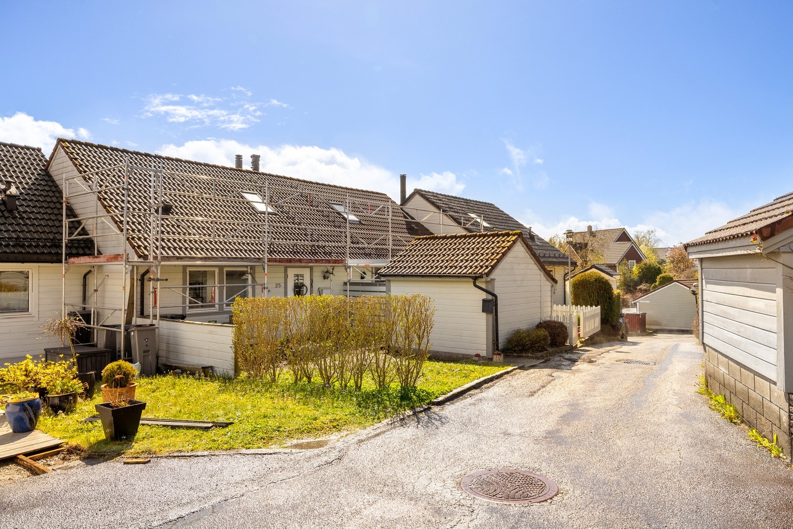 Det gjøres oppmerksom på at taket på huset skal byttes for selgers regning. Galleribilde