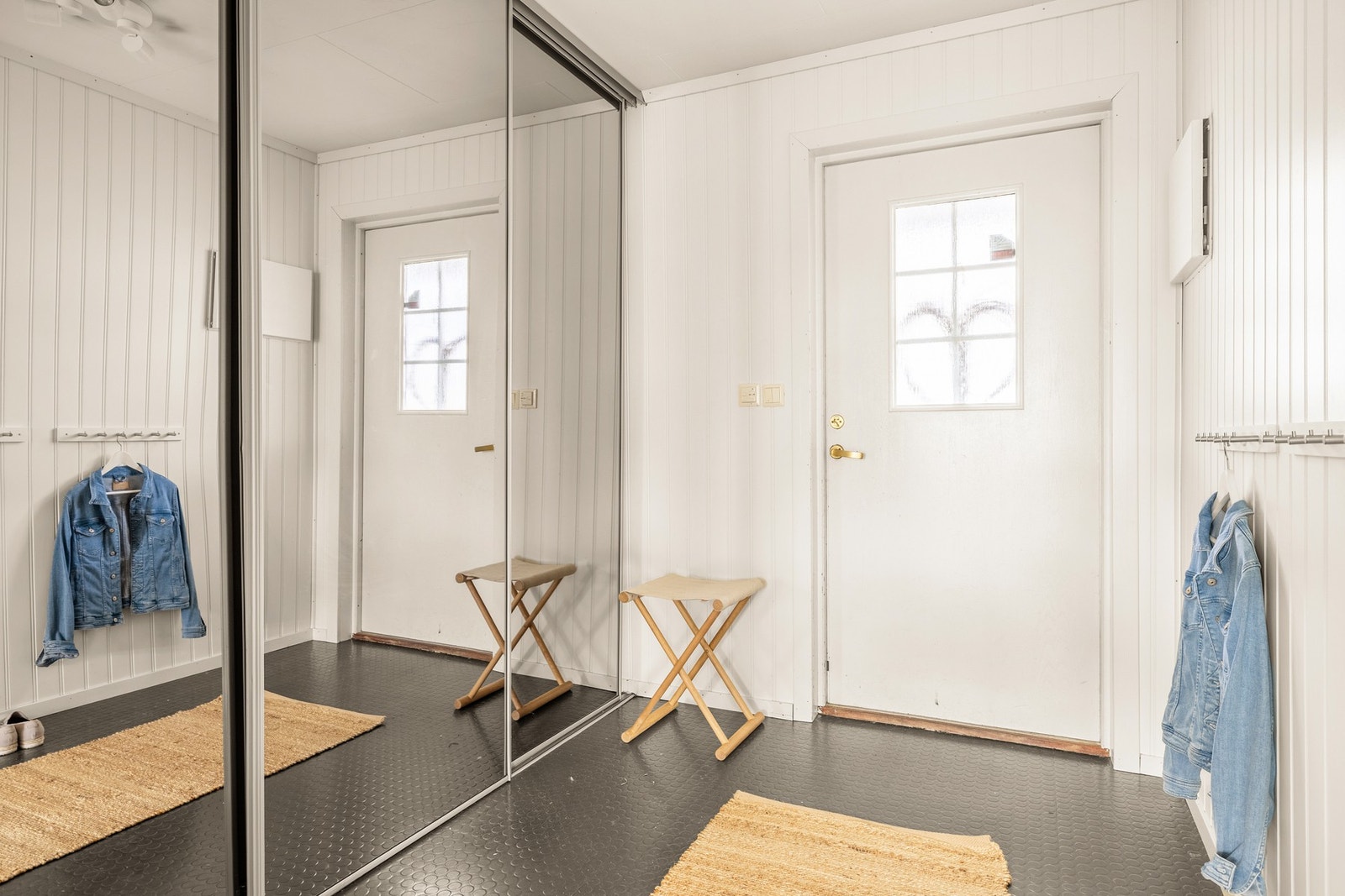 Velkommen inn! Vi kommer inn i husets midterste etasje og entréen måles til 6,3 kvm. Galleribilde