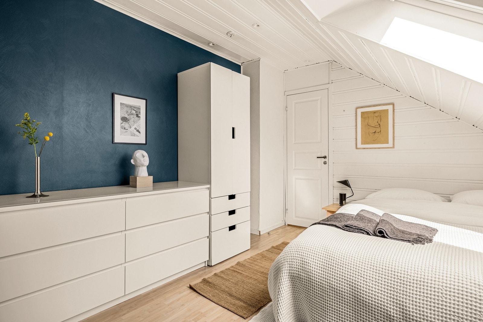 Begge med god plass til seng, nattbord og garderobeløsning. Galleribilde