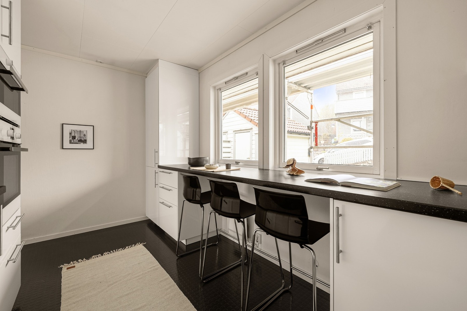 Det er også laget til sitteplasser på benkeplaten. Galleribilde