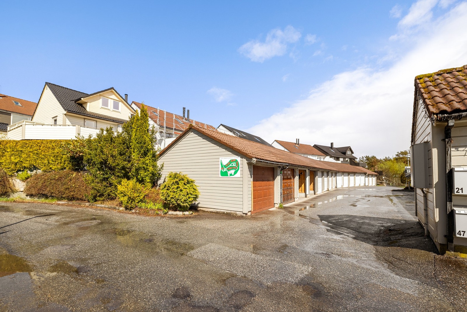 Boligen disponerer en garasjeplass på tomten til huseierlaget. Galleribilde