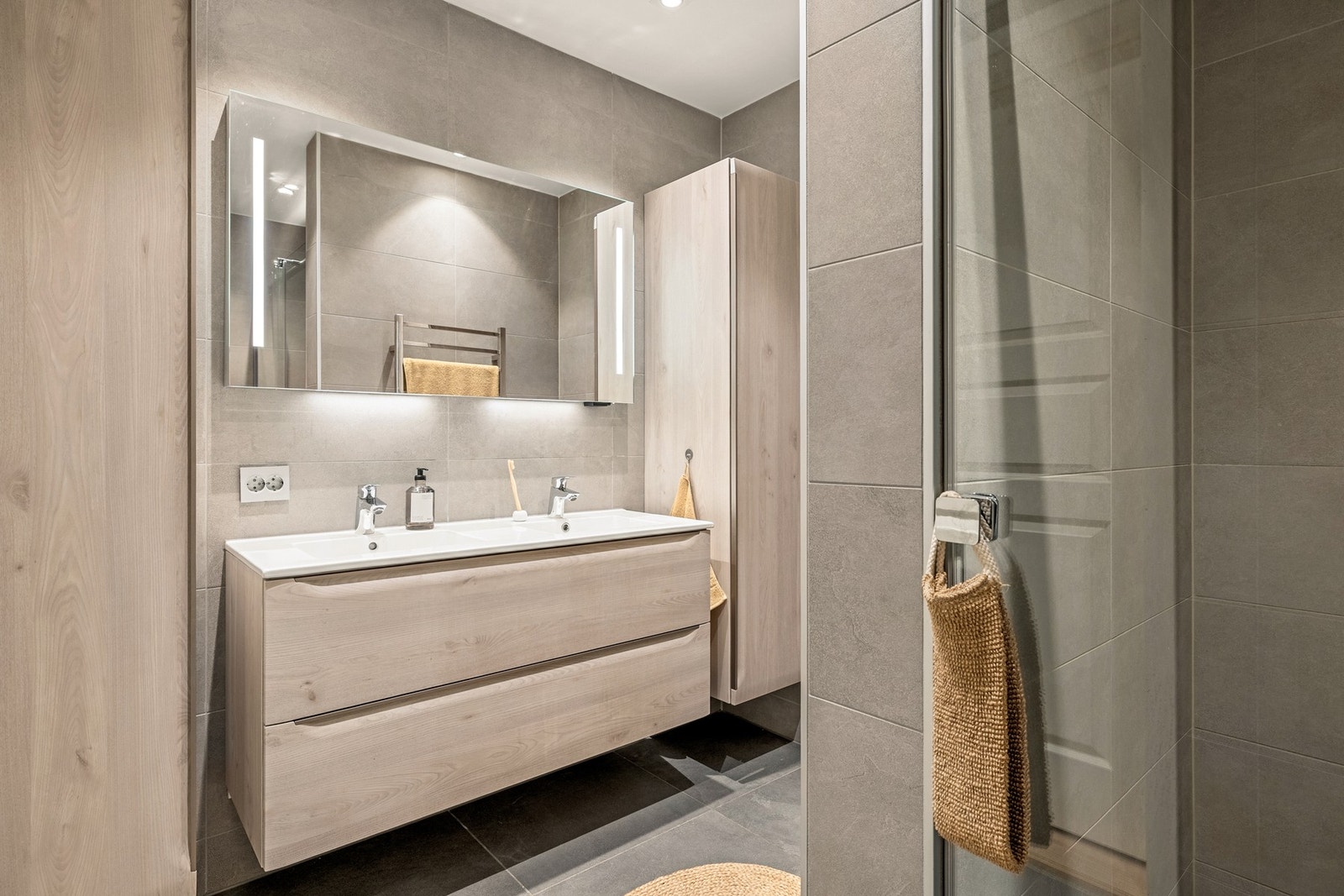 Badet måles til 6,1 kvm. og er helfliset med innfelte downlights i himling, og underliggende varmekabler. Galleribilde