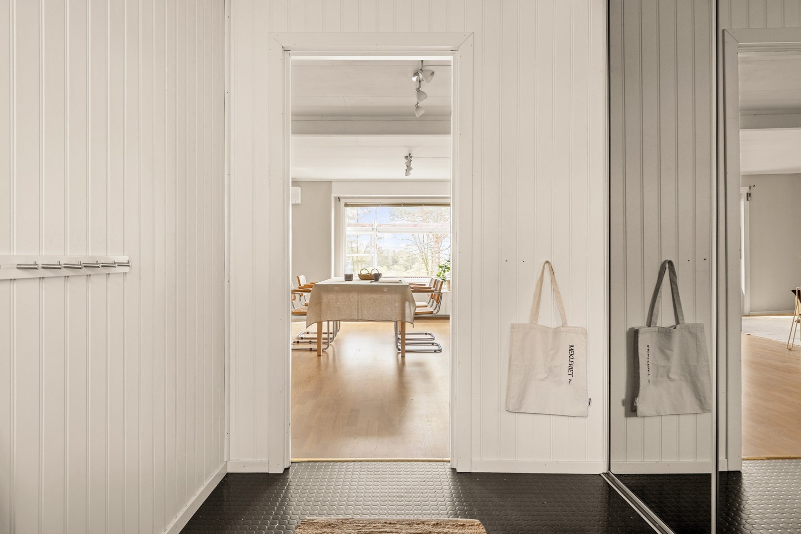 Her er det god plass til oppbevaring av yttertøy og sko i en stor og praktisk skyvedørsgarderobe med speilfronter. Galleribilde