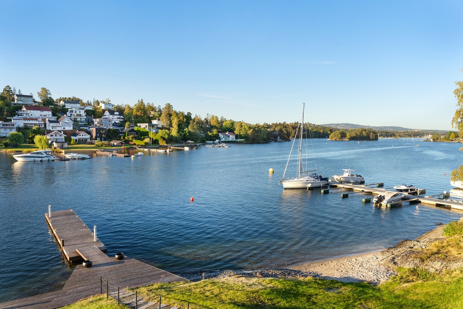 Nydelig strandeiendom med flott brygge og sentral plassering Galleribilde