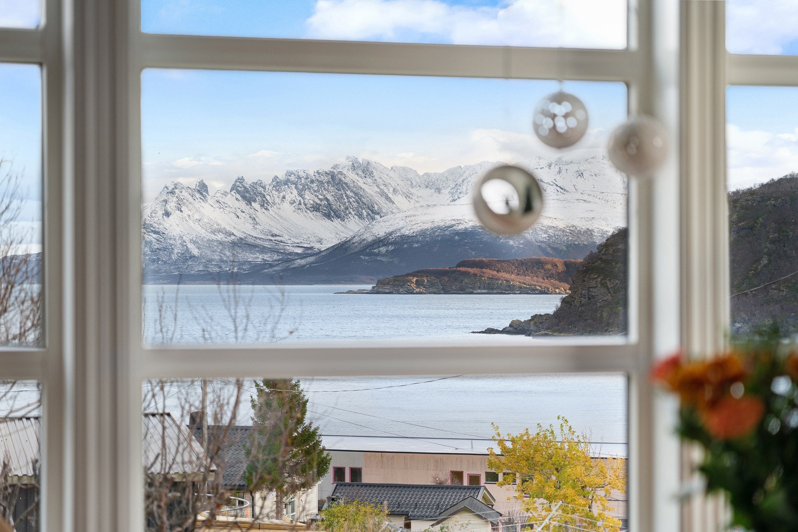 Fra stuen nyter du en sjelden god utsikt mot sjø og majestetiske fjell! Galleribilde