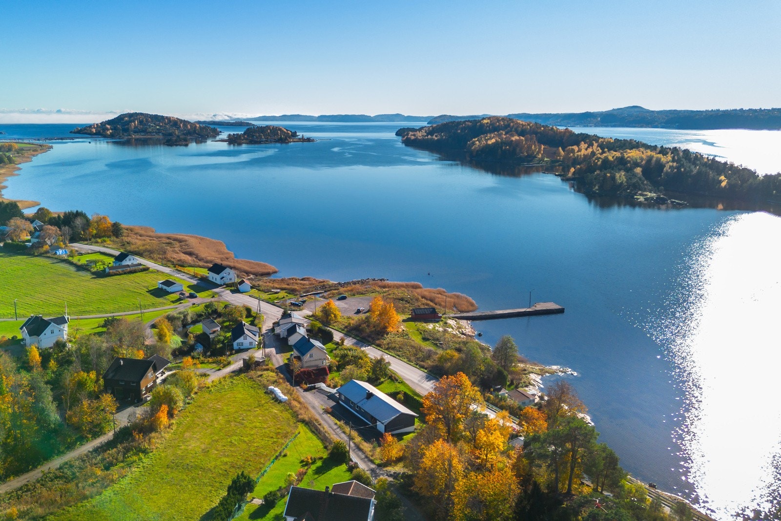 Sjønær idyll i naturskjønne omgivelser. Et stille og fredelig område med nydelig utsikt mot fjorden og skjærgården. Galleribilde