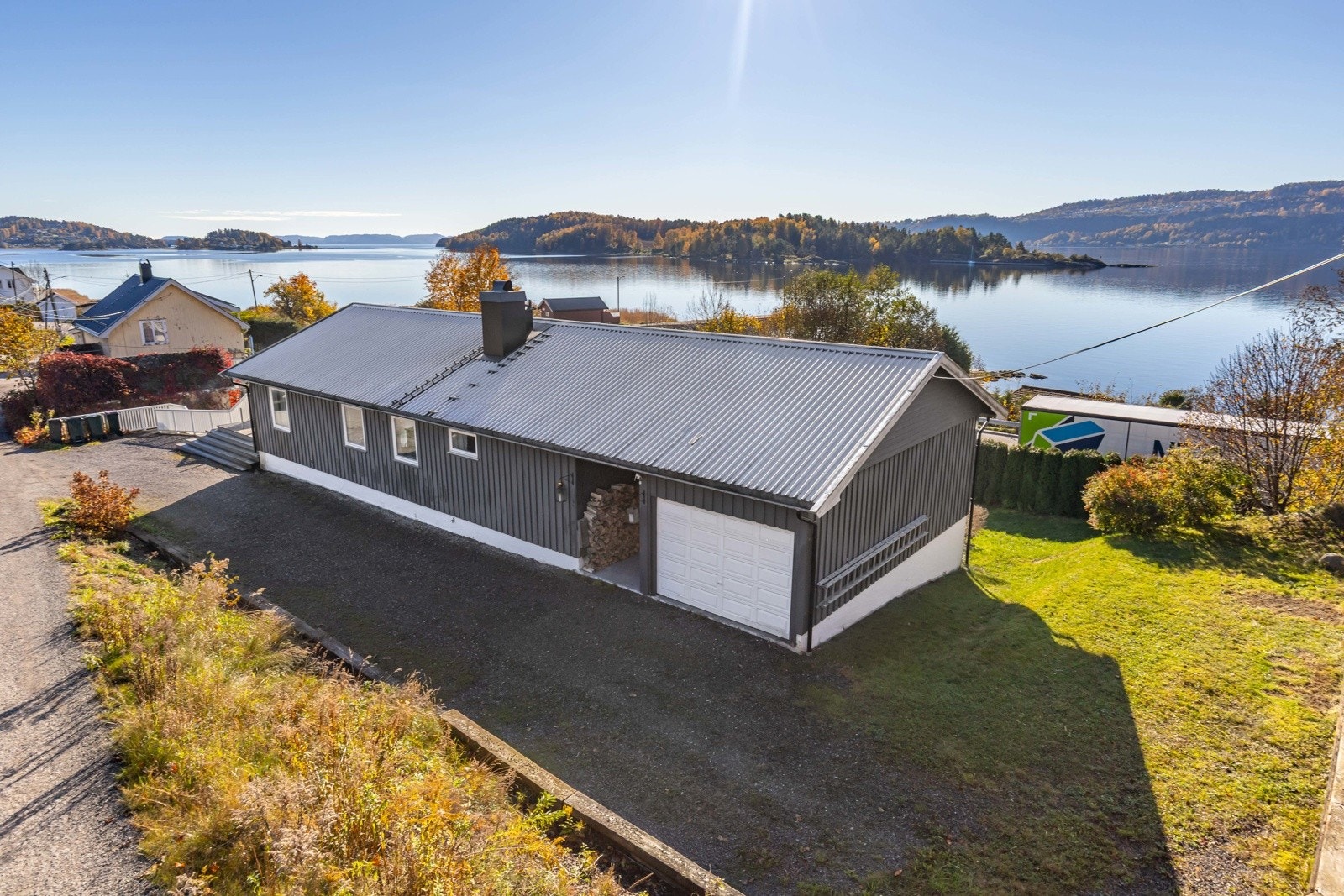 Innholdsrik enebolig med stor gårdsplass, garasje og utleiedel. Galleribilde