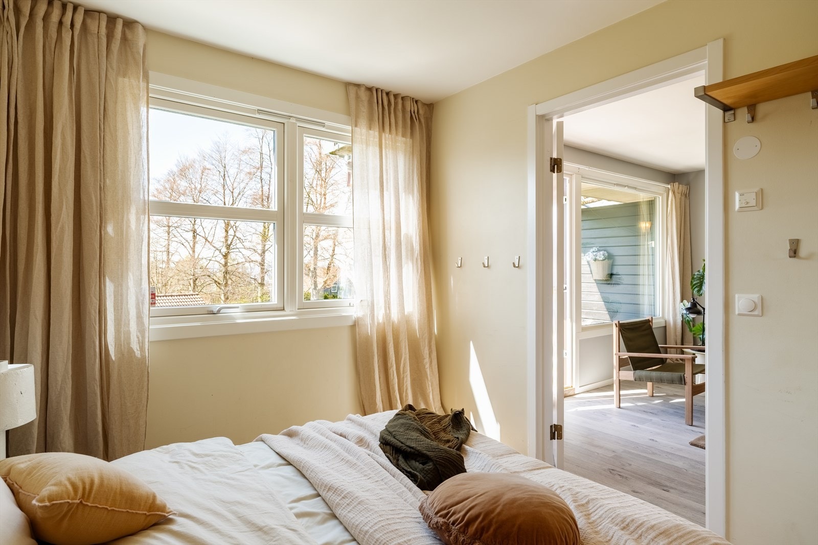 Soverommet oppleves lyst og harmonisk med godt innslipp av dagslys. Galleribilde