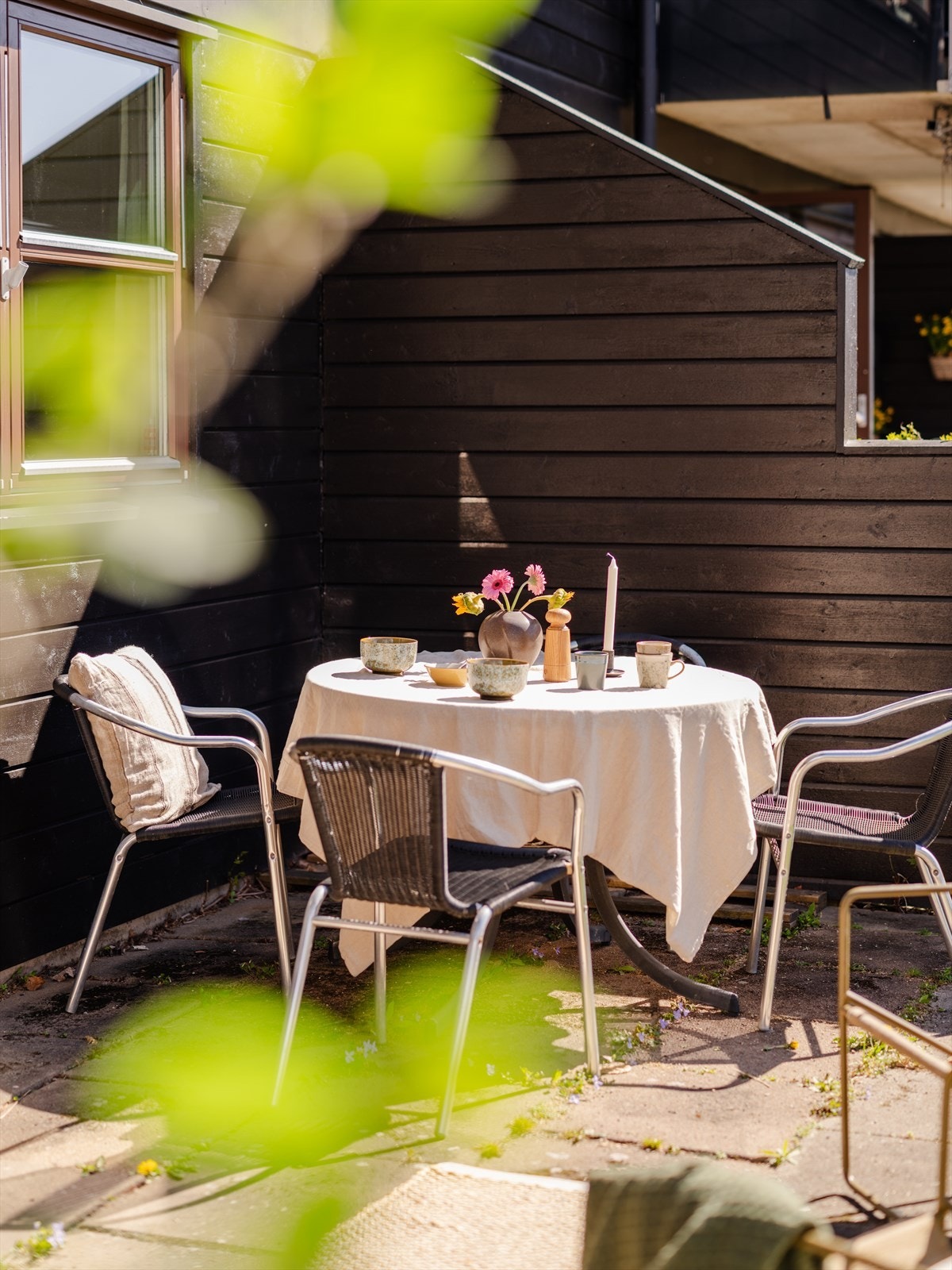 Samle familie og venner og rund av en nydelig sommerdag under åpen himmel. Galleribilde