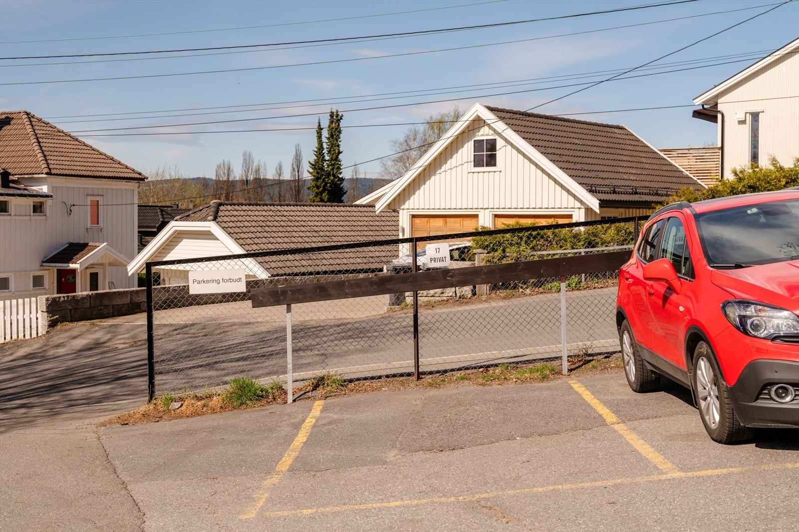 Parkeringsplass nr. 17 medfølger leiligheten. Galleribilde